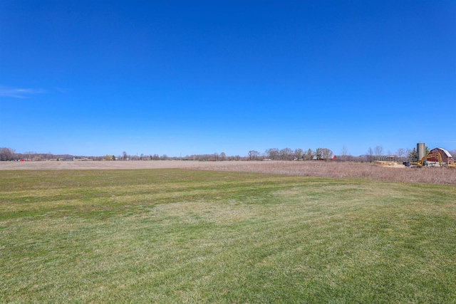 view of yard featuring a rural view