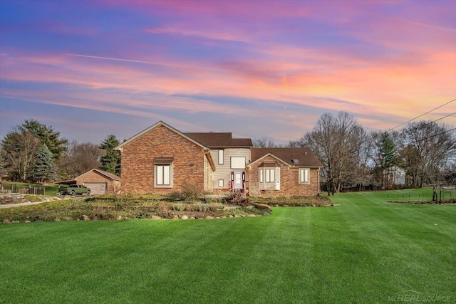 view of front of property featuring a yard