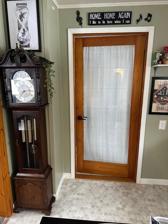 entryway featuring crown molding