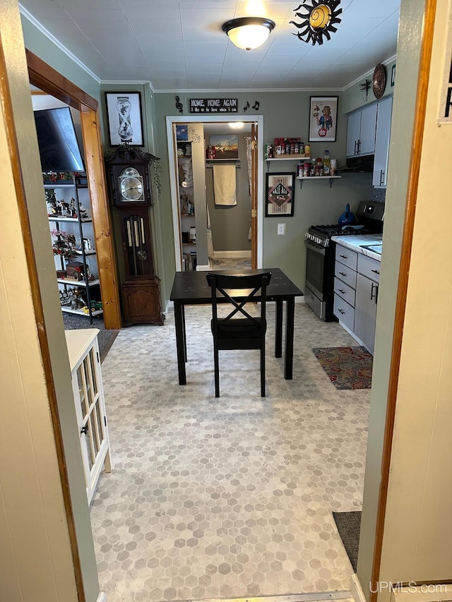 kitchen with stainless steel range oven and ornamental molding