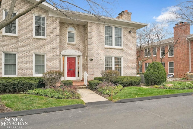 view of front of house featuring a front yard