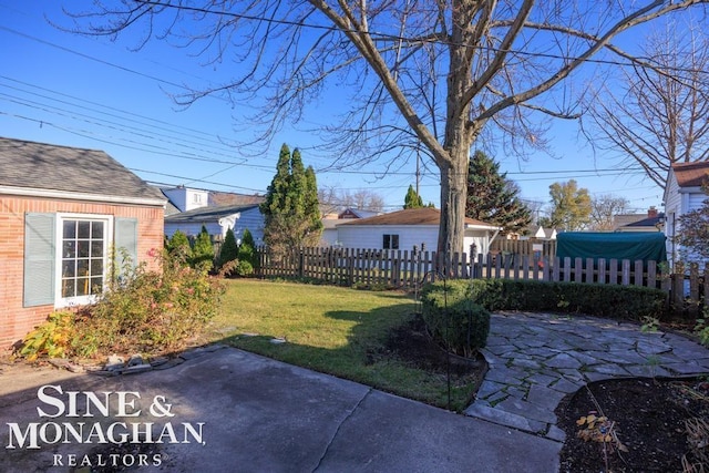 view of yard featuring a patio area