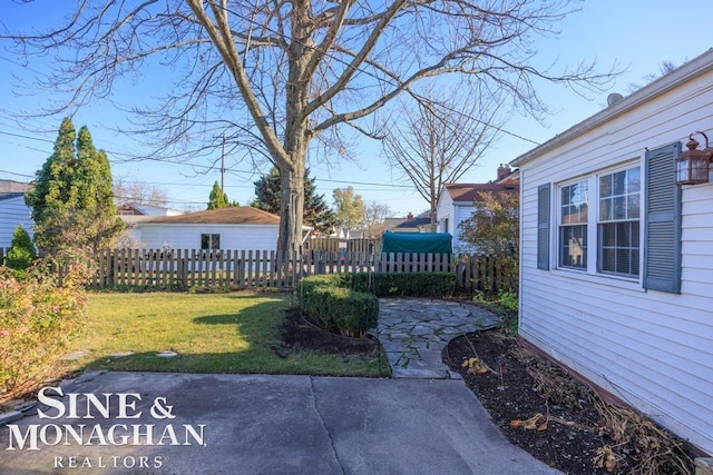 view of yard featuring a patio