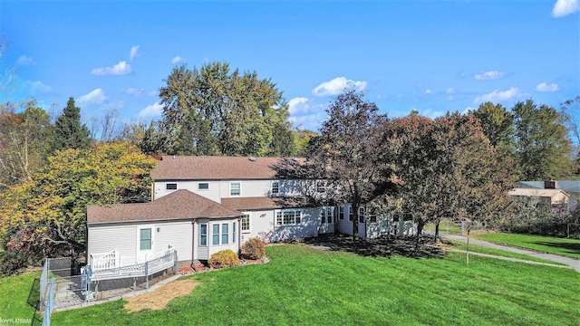 view of front facade featuring a front yard