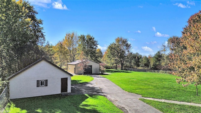 view of yard featuring an outdoor structure