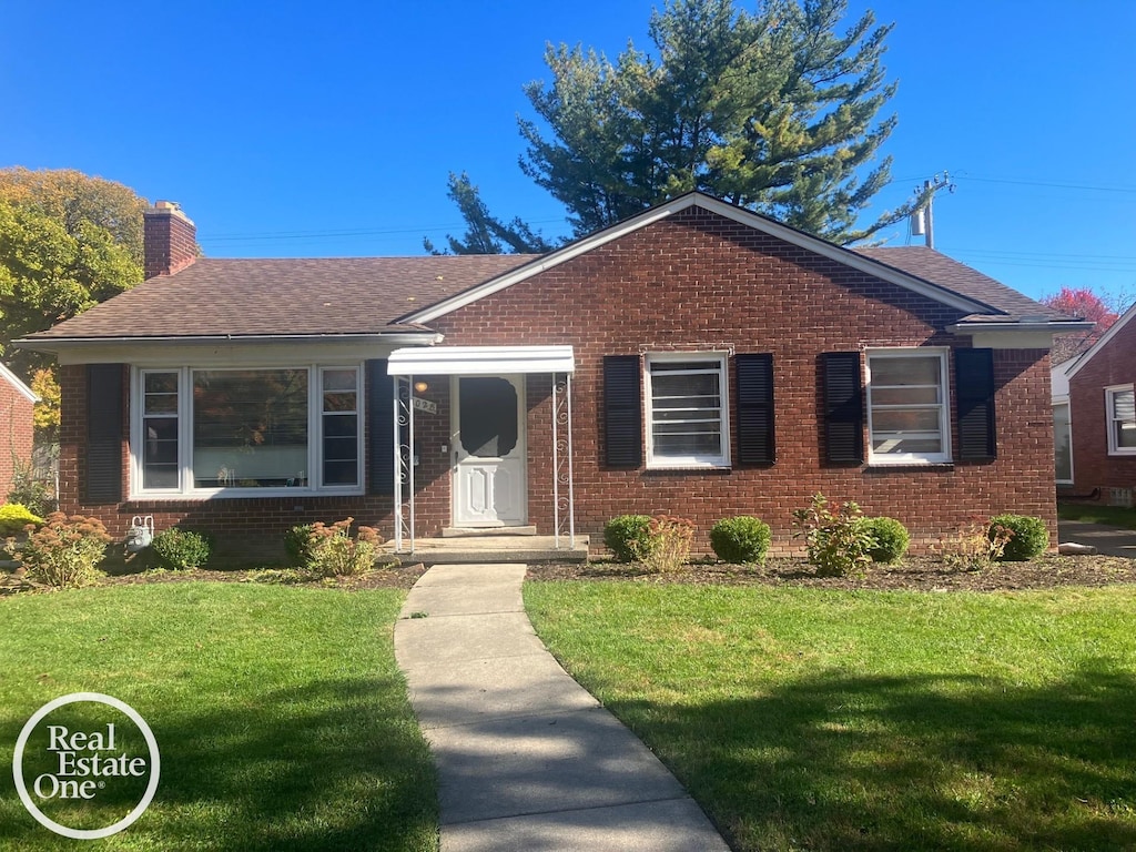 view of front of property featuring a front lawn