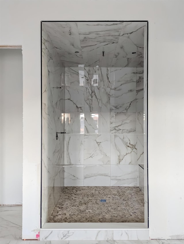 bathroom featuring a tile shower