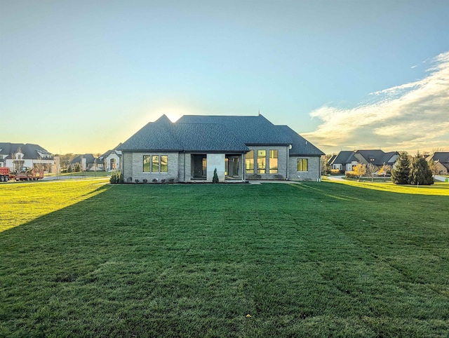 view of front of property featuring a lawn