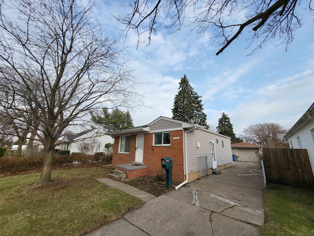 bungalow featuring a front lawn