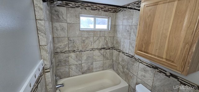 bathroom with tiled shower / bath