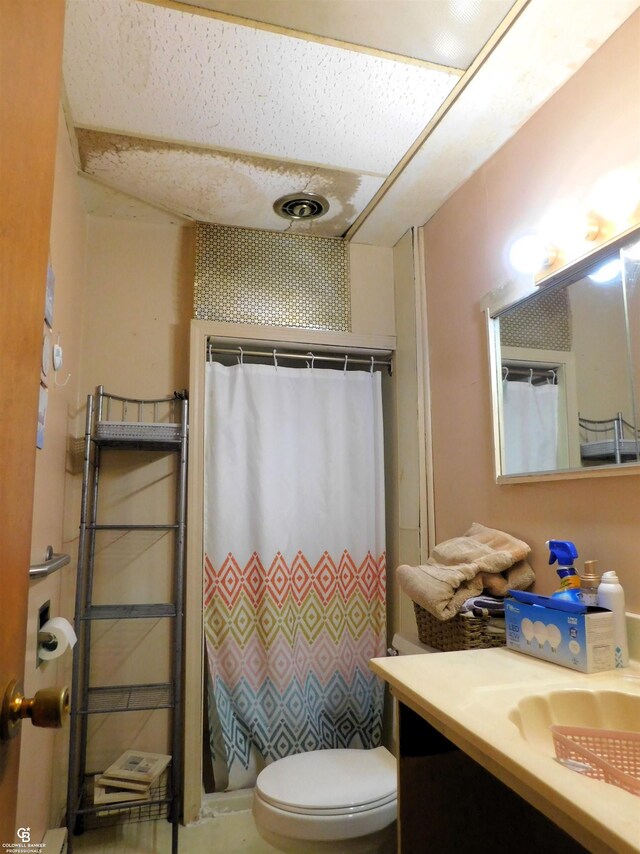 bathroom with a shower with shower curtain, vanity, and toilet
