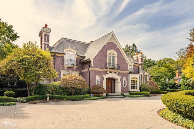 view of front of property featuring a balcony