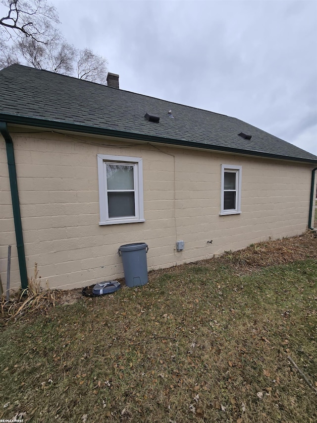 view of side of property featuring a yard