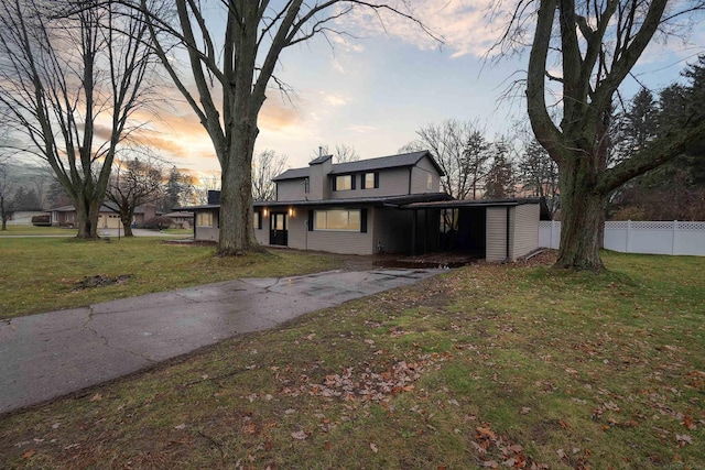 view of front of house featuring a lawn