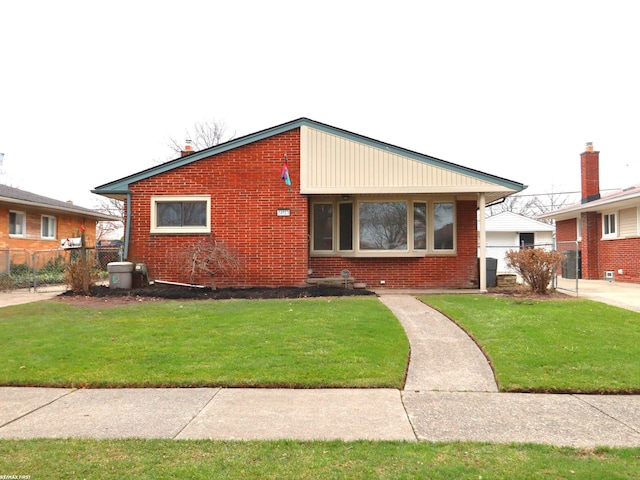 view of front facade featuring a front yard