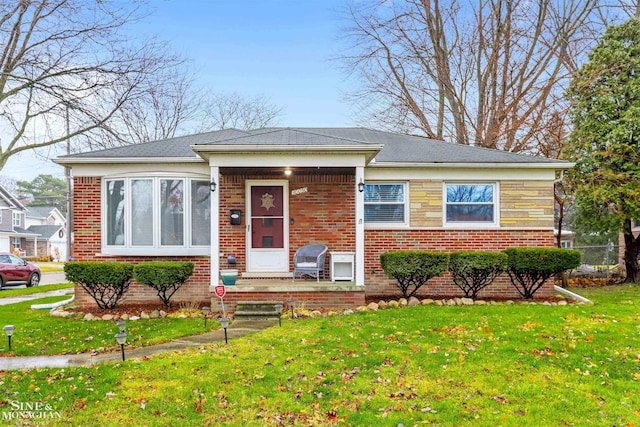 view of front of home featuring a front yard