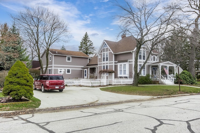 view of front of home featuring a front yard