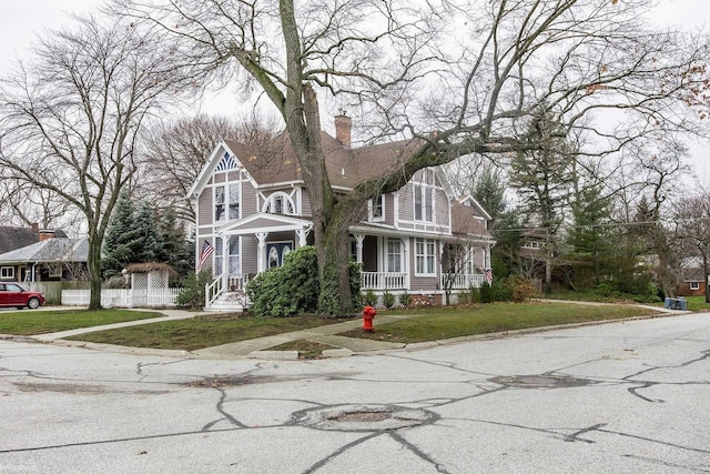 view of front of property featuring a front yard