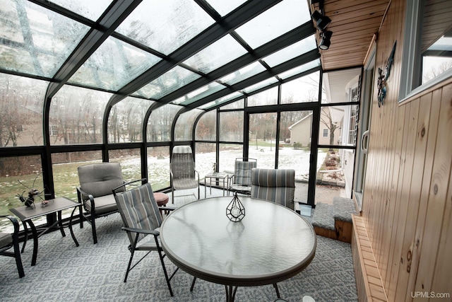 sunroom with vaulted ceiling