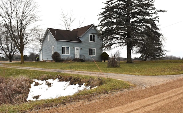 view of front facade featuring a front lawn