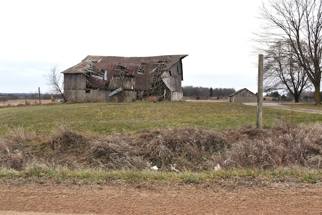 view of yard with an outbuilding and a rural view