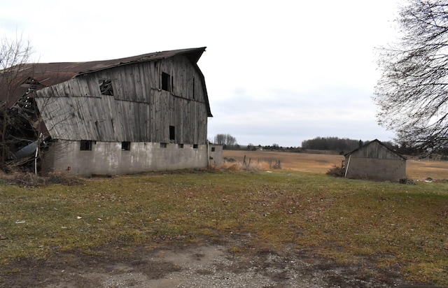 view of side of home featuring an outdoor structure