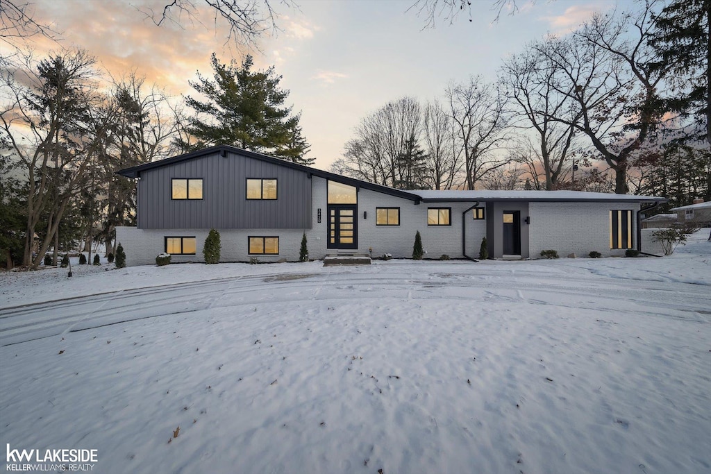 view of front of property