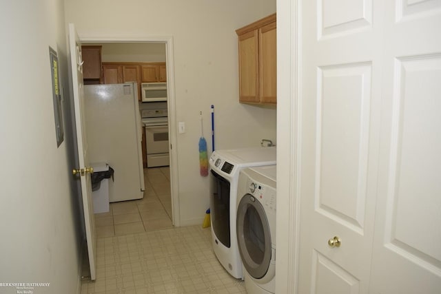 washroom featuring cabinets and washing machine and dryer