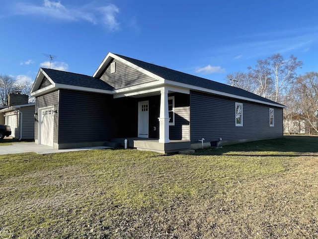 view of front of house featuring a front lawn and a garage