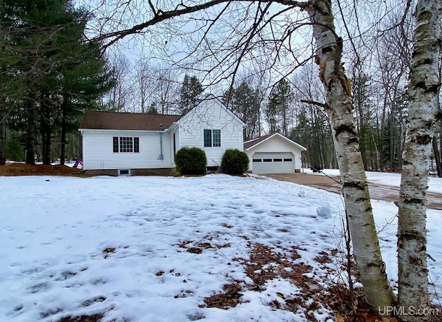 view of front facade with an outdoor structure and a garage