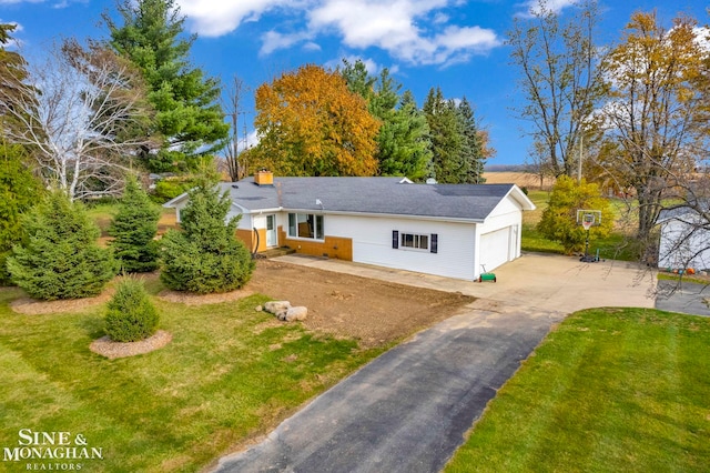 view of front of property featuring a front lawn and a garage