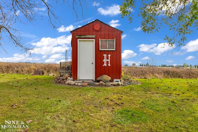 view of outdoor structure with a yard