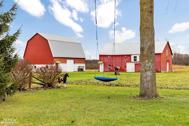 view of yard with an outbuilding