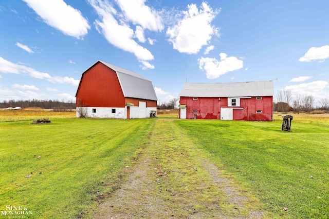 view of yard featuring an outbuilding