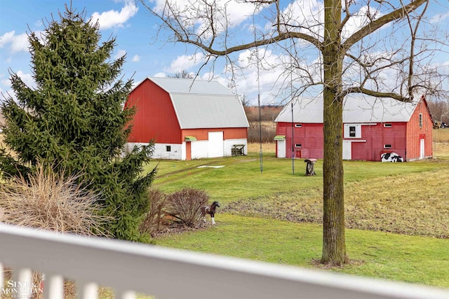 view of yard featuring an outdoor structure