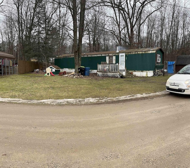 manufactured / mobile home featuring a front yard