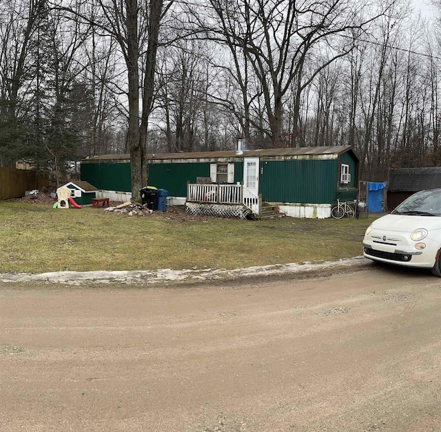 view of front of home featuring a front lawn