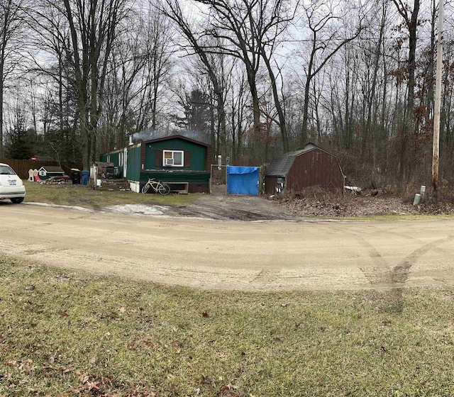 view of yard featuring an outbuilding