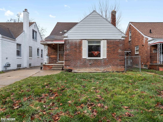 bungalow featuring a front lawn