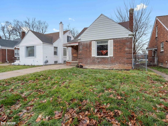 view of front of house with a front lawn