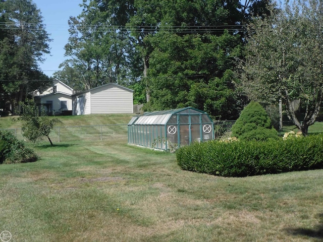 view of yard with an outbuilding