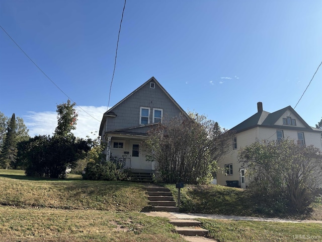 view of front of property featuring a front yard and a porch