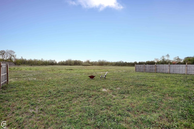 view of yard featuring a rural view