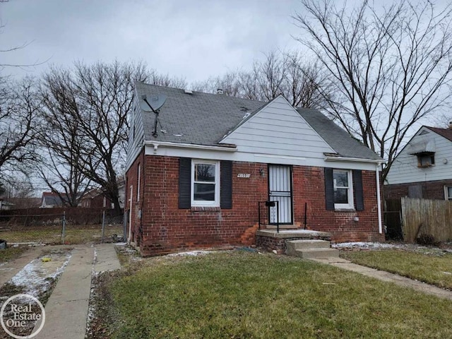 bungalow-style house featuring a front lawn