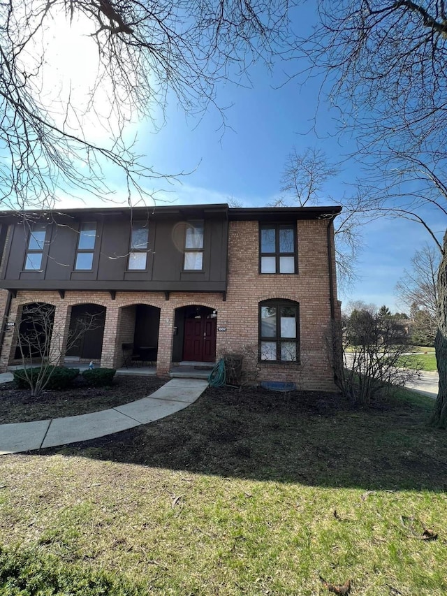 view of front facade with a front lawn