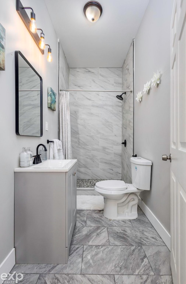 bathroom with a shower with shower curtain, vanity, and toilet