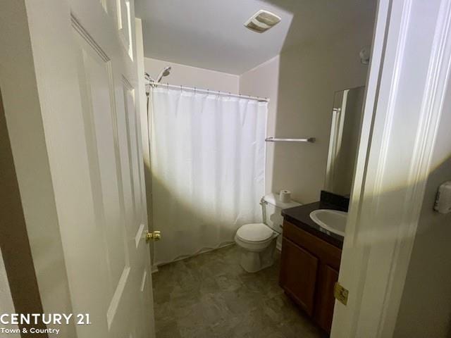 bathroom with curtained shower, toilet, and vanity