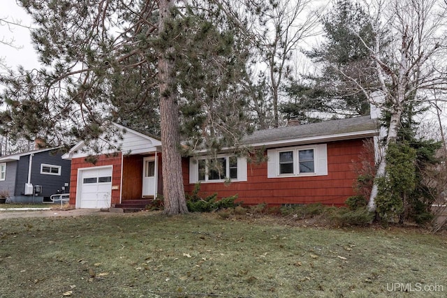 view of front of property featuring a garage and a front yard