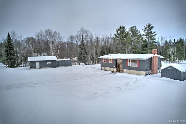 view of front of property with an outdoor structure