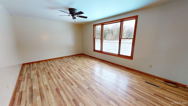 empty room featuring light hardwood / wood-style floors and ceiling fan